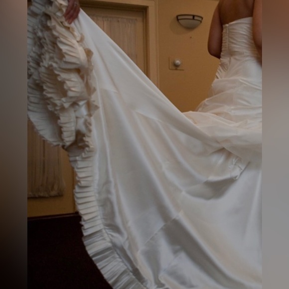 Melissa Sweet Carrie Wedding Gown- Very Rare! Size 8 - Picture 4 of 4